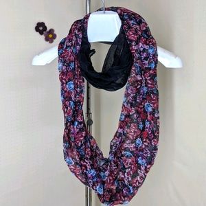 🍎 Lightweight Infinity Scarf Floral